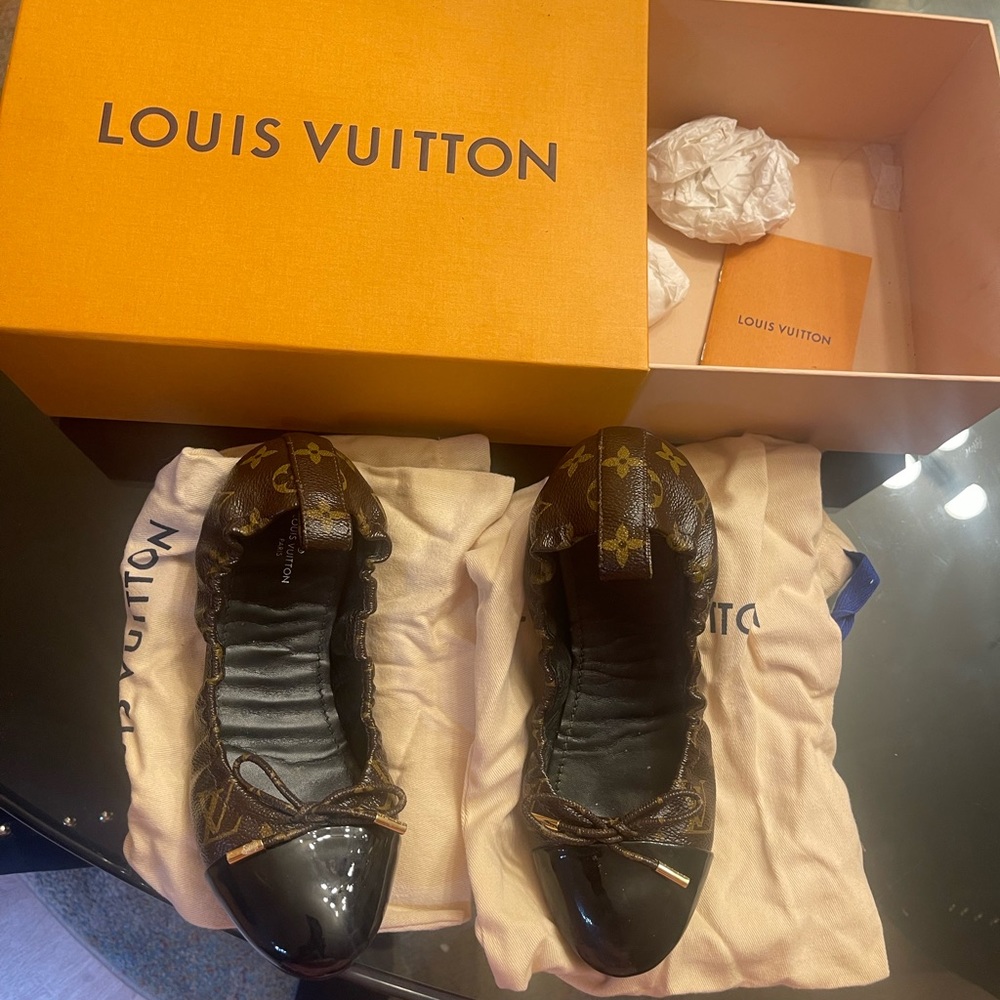 Louis Vuitton ballerina flats. Size 39 fits like a womens 8. Brown color
